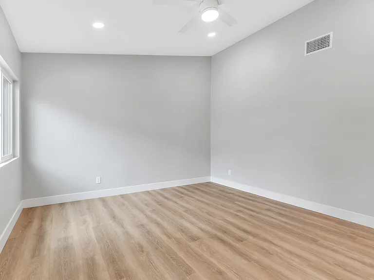 4520 1/2 Alice St — Photo 3