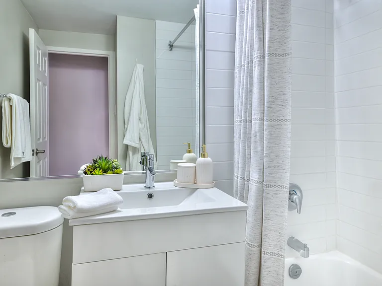 1161 Wellington St W — Photo 10