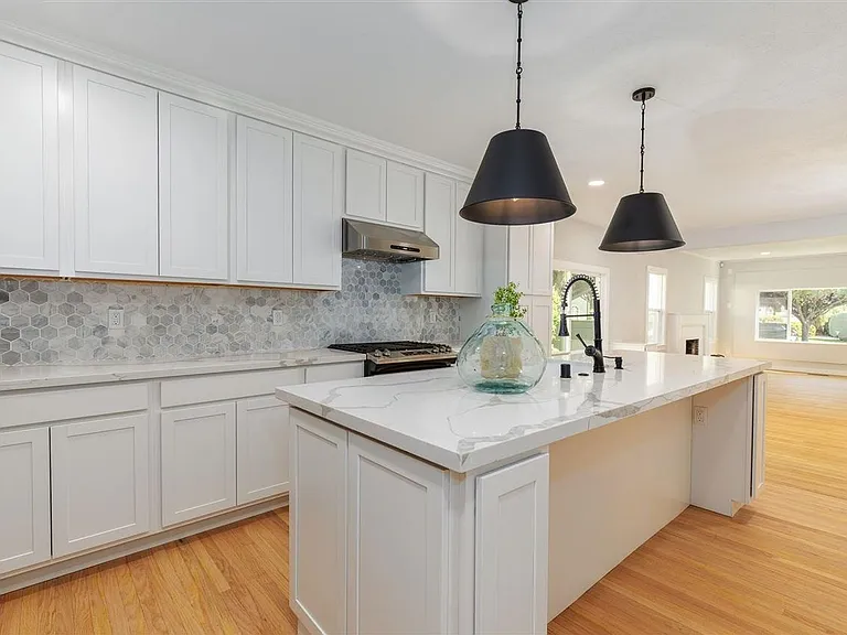 330 Broadmoor Blvd — Photo 9