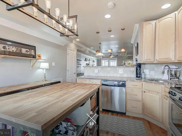 537 24th St NE — Photo 5