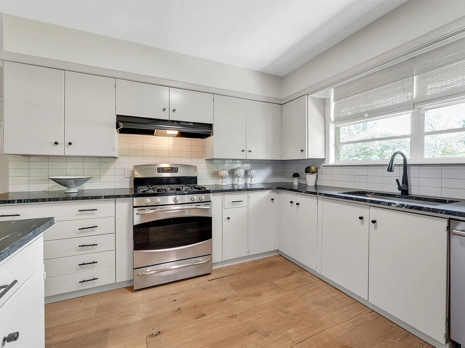 4 bed, 3270 sqft, $3,900 — Photo 4