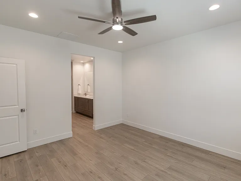 8933 W Tamworth Dr — Photo 24