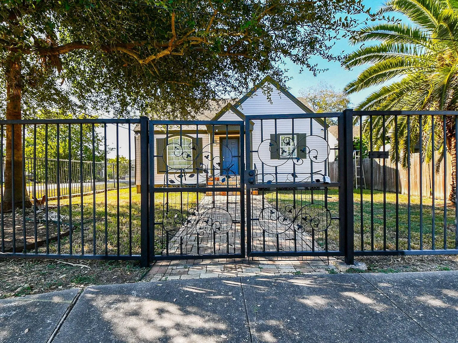 3 bed, 2.0 bath, 1666 sqft, $1,725 — Photo 2