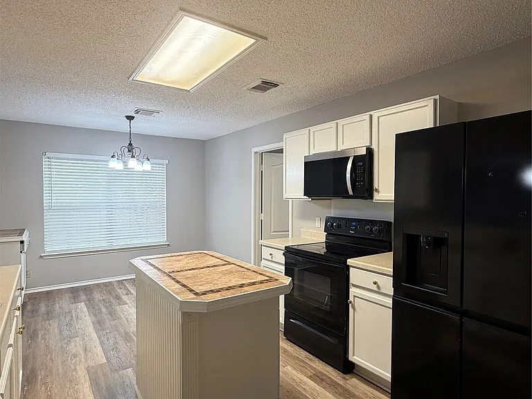 305 Stone Park — Photo 8