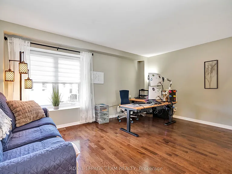 53 Thornbury Cres — Photo 5
