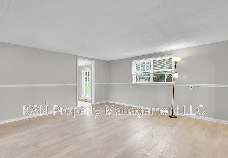 117 Windsor Rd — Photo 36
