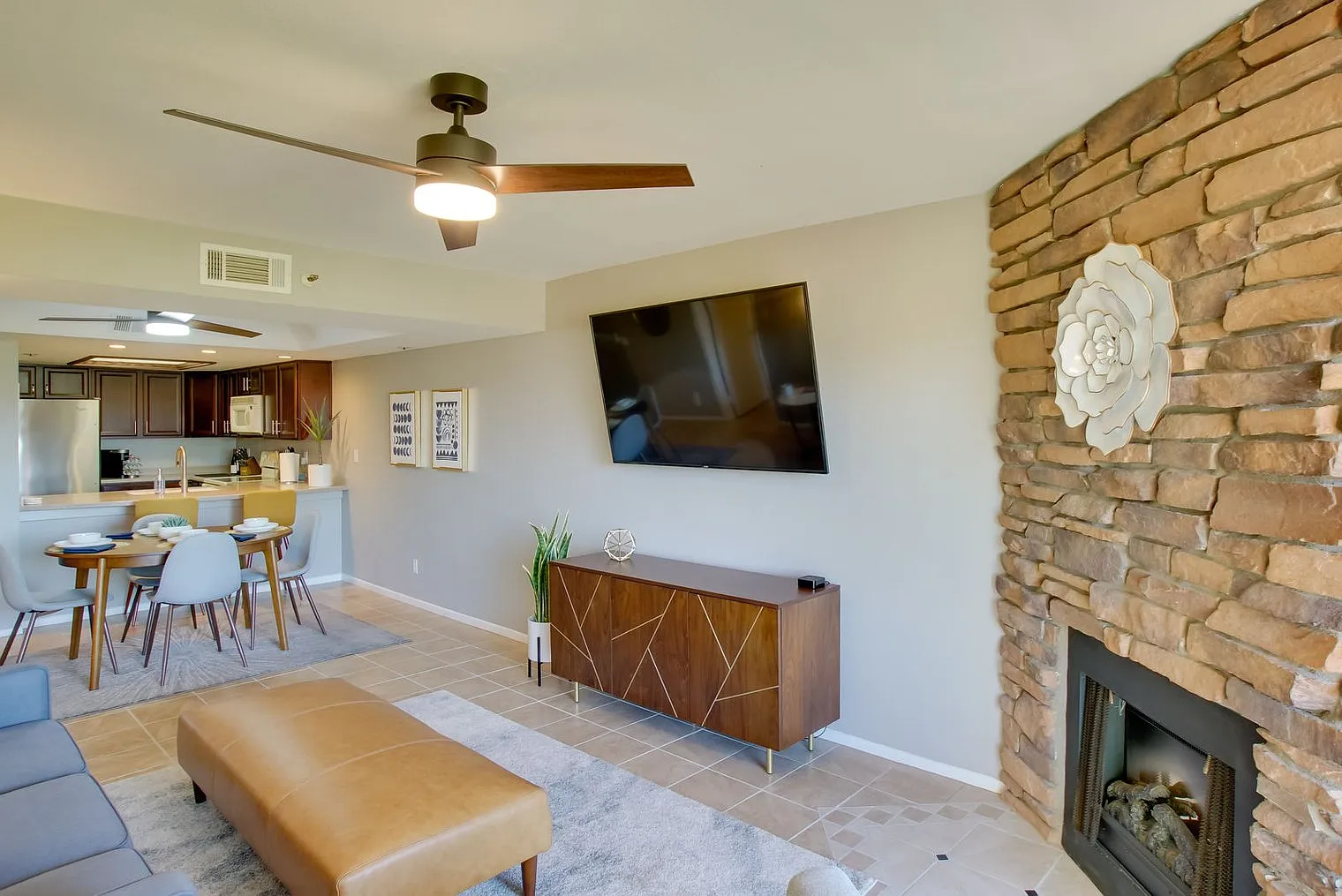 2 bed, 2.0 bath, 1097 sqft, $2,732 — Photo 2