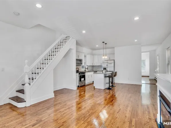 142 Steuben St, East Orange, NJ 07018