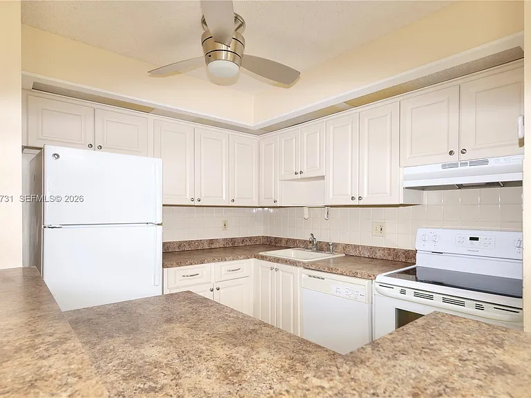 9448 S Belfort Cir #116 — Photo 2
