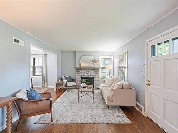 4th image of 4933 Booth St