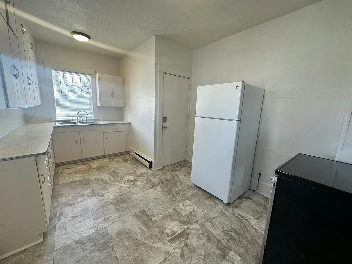 Building Photo - 811 Saint James St #2