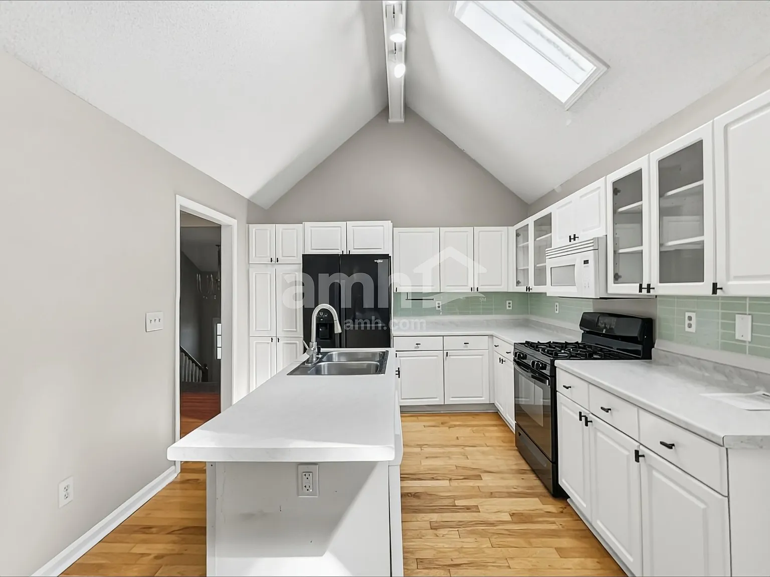 4 bed, 3.0 bath, 3400 sqft, $3,020 — Photo 4