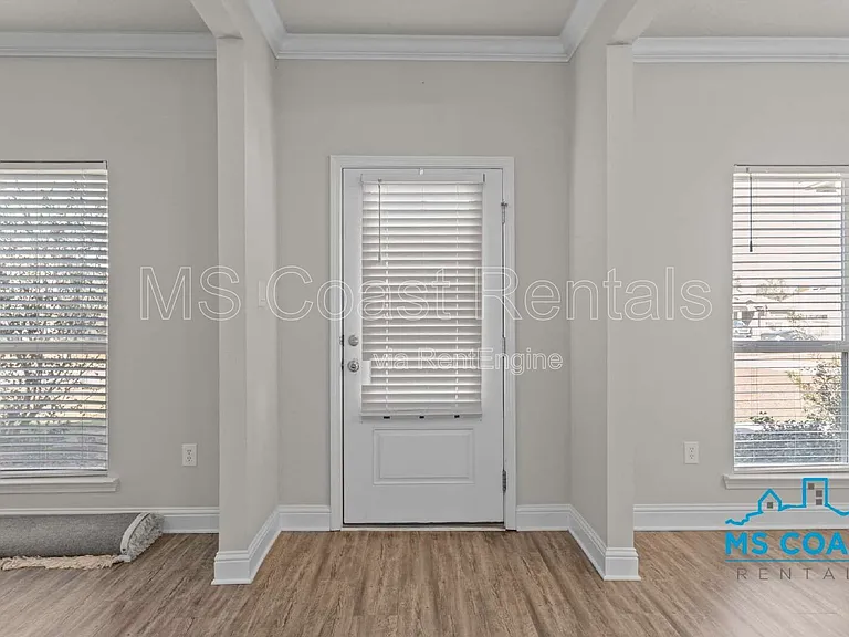 8712 Park Ridge Ct — Photo 4