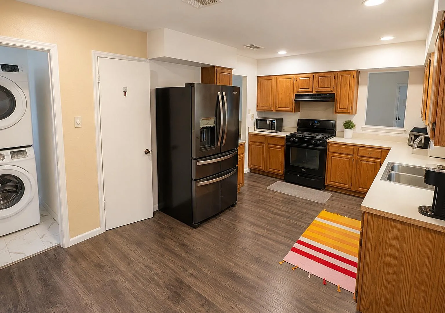 3 bed, 3.0 bath, 2016 sqft, $1,027 — Photo 4
