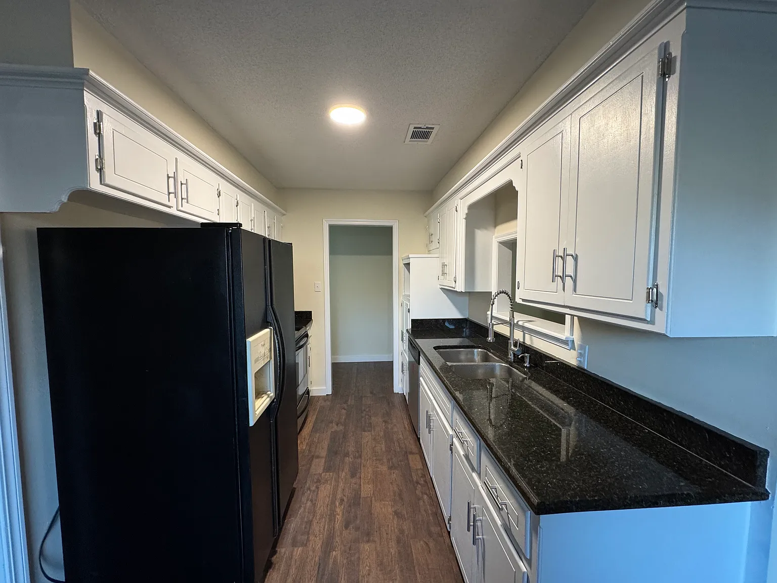 3 bed, 1081 sqft, $1,375 — Photo 2