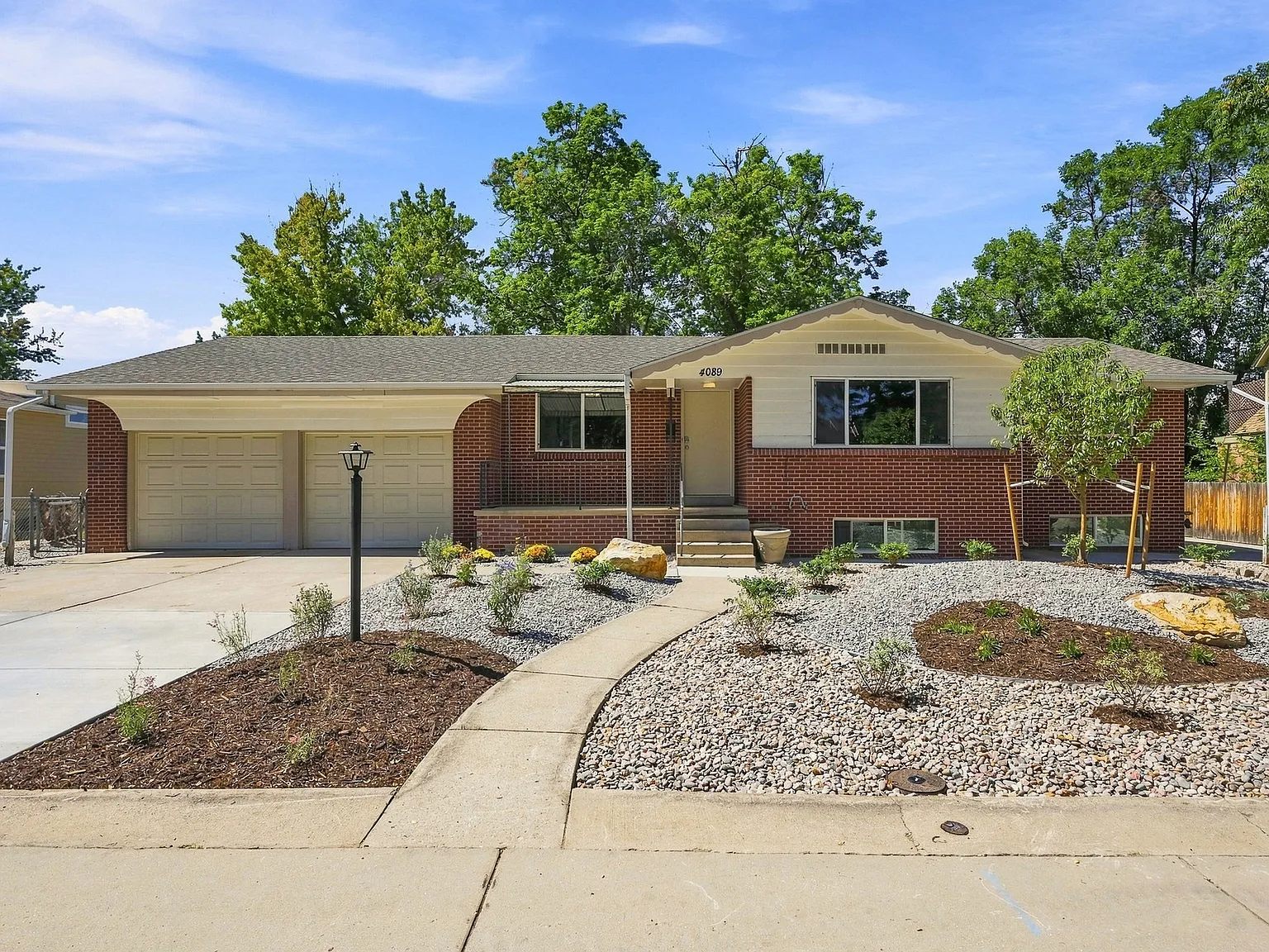 4 bed, 2498 sqft, $2,975 — Photo 2
