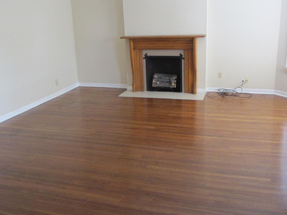 1st image of 926 W Belle Plaine Ave #2