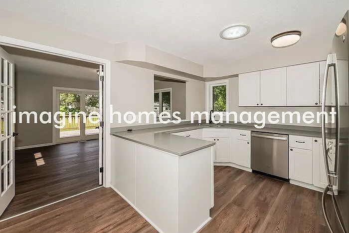 3 bed, 2.0 bath, 1574 sqft, $2,879 — Photo 4