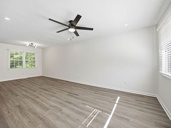 4th image of 1129 Marlborough Rd