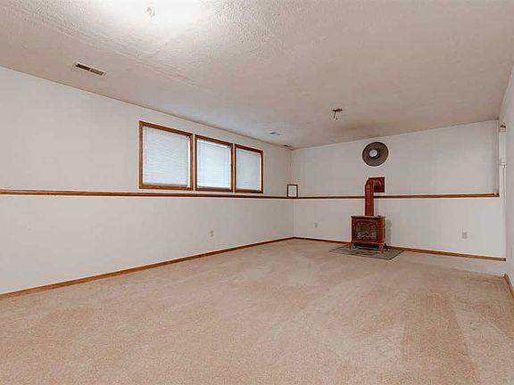 3rd image of 714 E Glencrest Dr