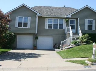 711 E 12th St, Kearney, MO 64060