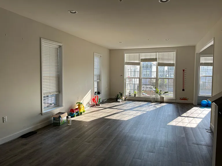 532 Rayburn Ct — Photo 3