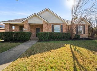 908 Wintergreen Rd, Lancaster, TX 75134