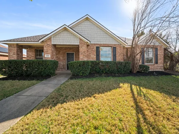 908 Wintergreen Rd, Lancaster, TX 75134