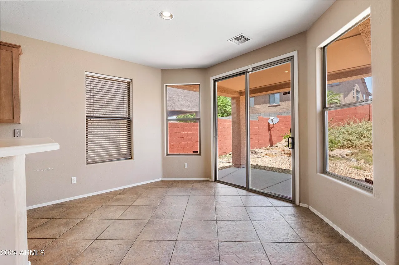 5 bed, 2882 sqft, $2,700 — Photo 3