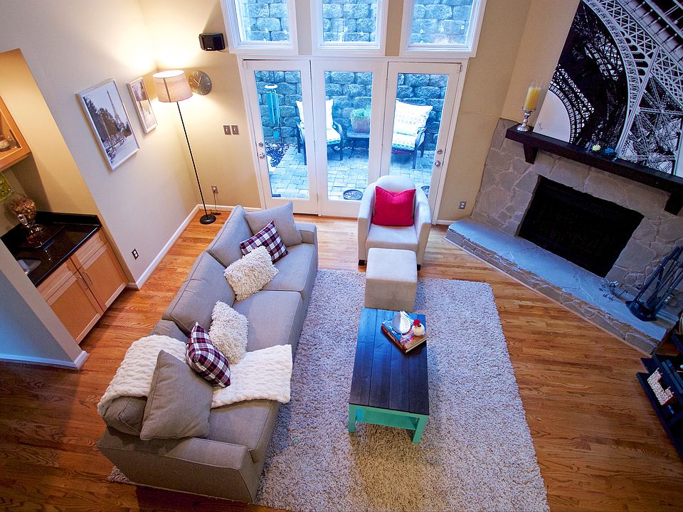 Open and airly family room with 12ft ceilings