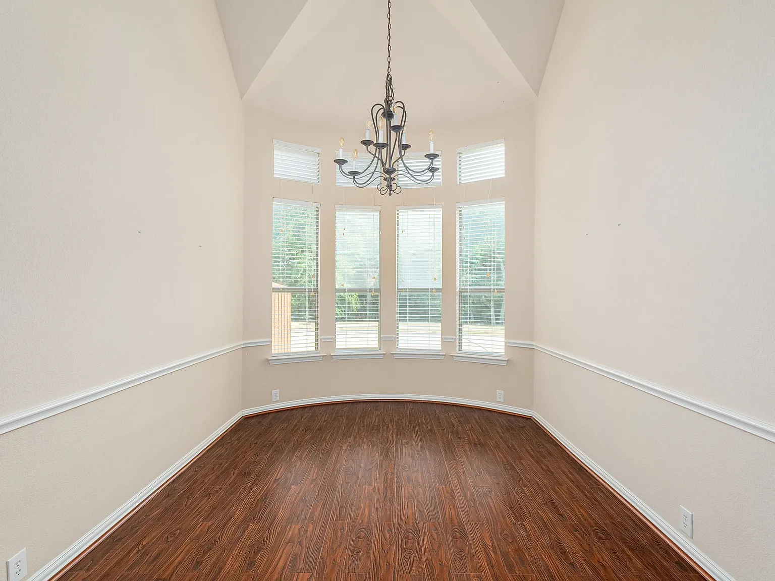 4 bed, 2832 sqft, $3,100 — Photo 4
