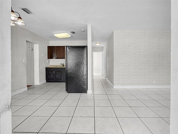 3rd image of 1050 NW 25th Way