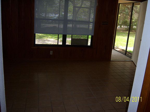 livig room and frot porch