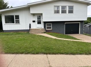 520 30th Ave N, Clinton, IA 52732