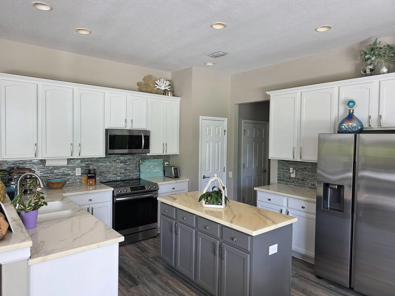 1 bed, 1.0 bath, 3300 sqft, $1,720 — Photo 4