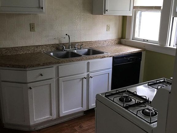 KITCHEN WITH APPLIANCES