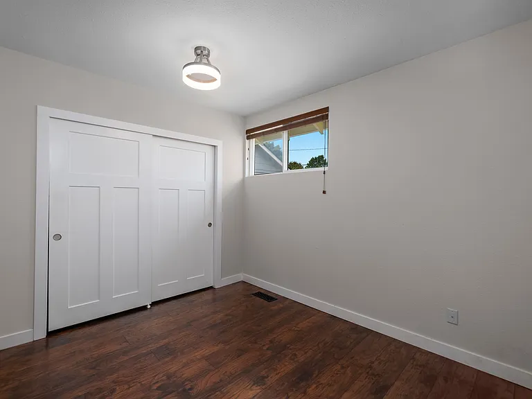 1027 Marion St NE — Photo 9
