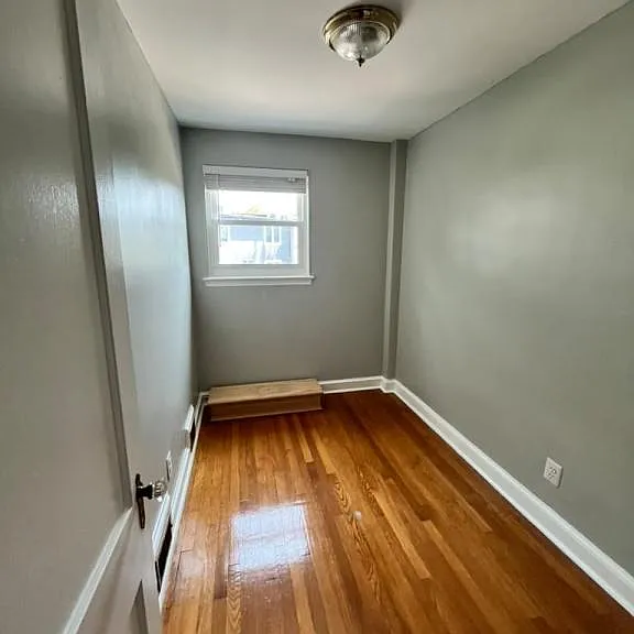 2327 13th Pl NE — Photo 7