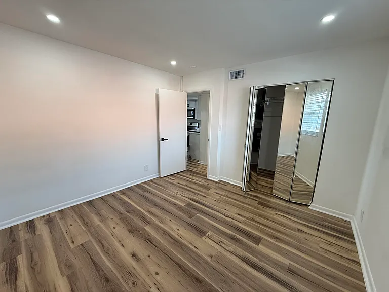 1534 SE 15th St #8 — Photo 4