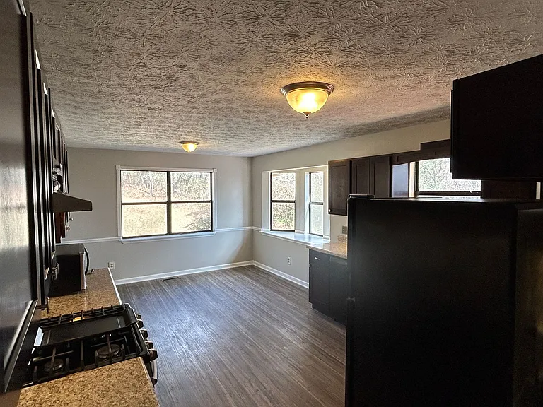 901 Locke Dr — Photo 3