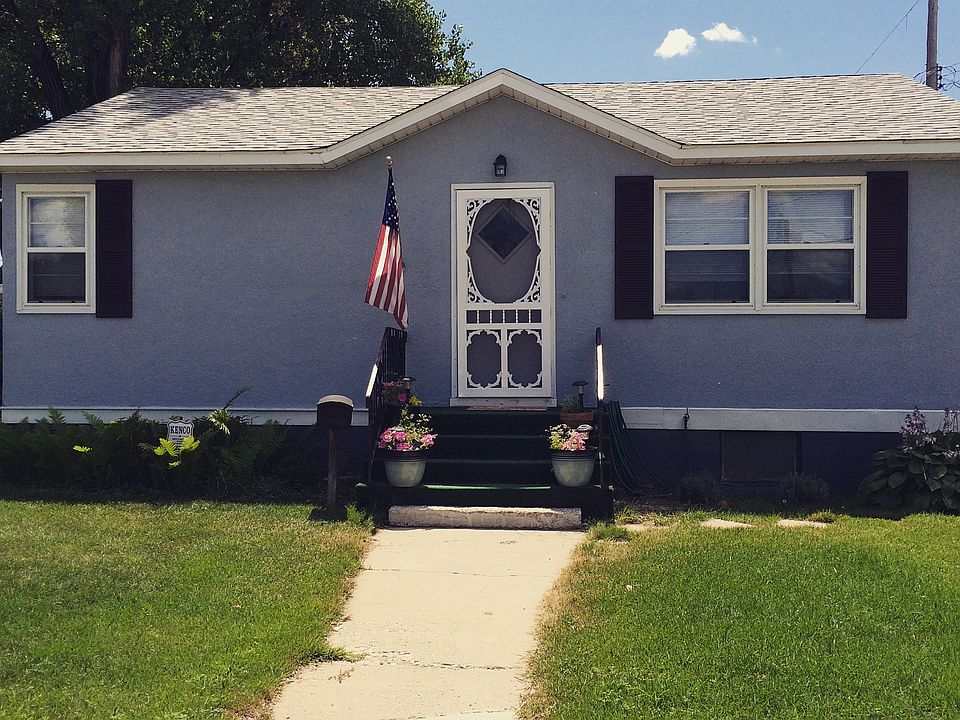 Front of house. New paint. 
