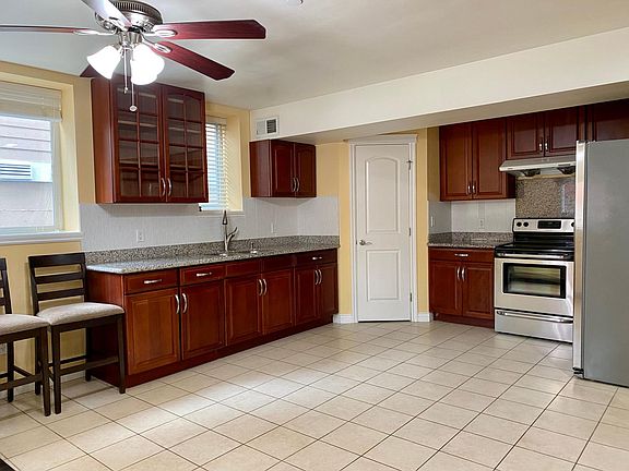 Super clean kitchen, like new