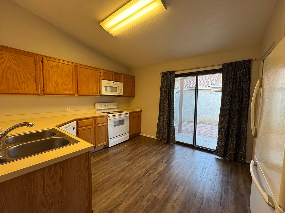 Kitchen
Refrigerator Included