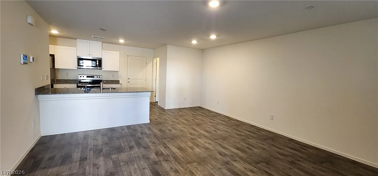 3 bed, 2.5 bath, 1301 sqft, $1,950 — Photo 2