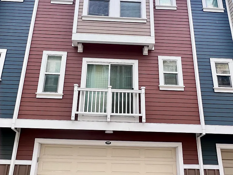 1909 Newbury Dr — Photo 1