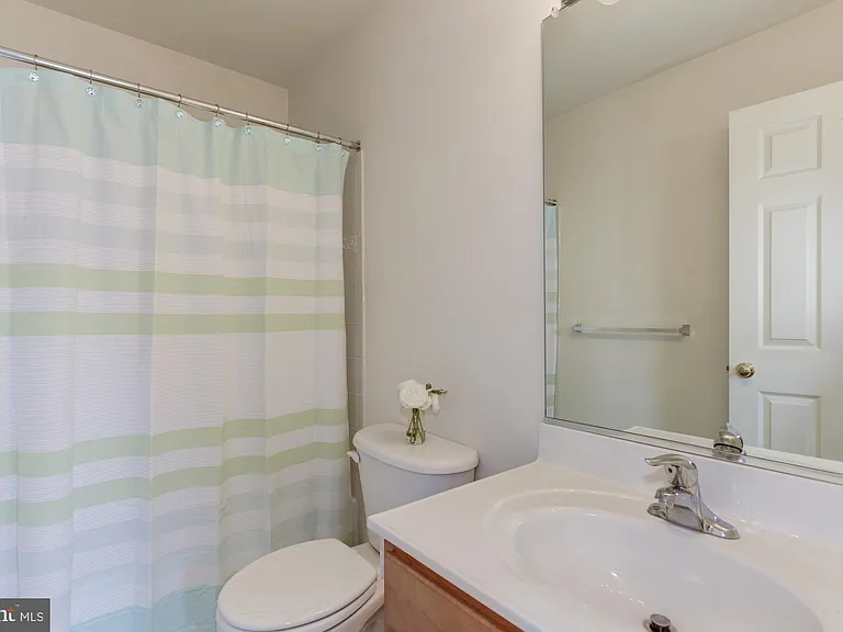 120 Nassau Dr — Photo 23