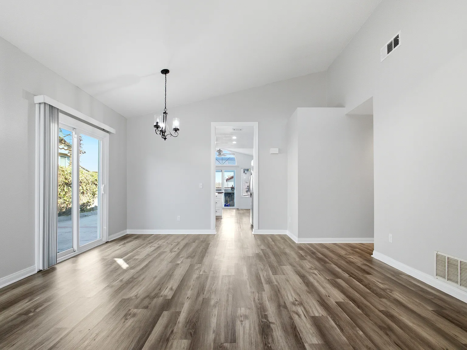 3 bed, 1386 sqft, $2,950 — Photo 2