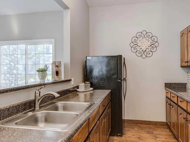 Parkwood Pointe Apartments — Photo 17