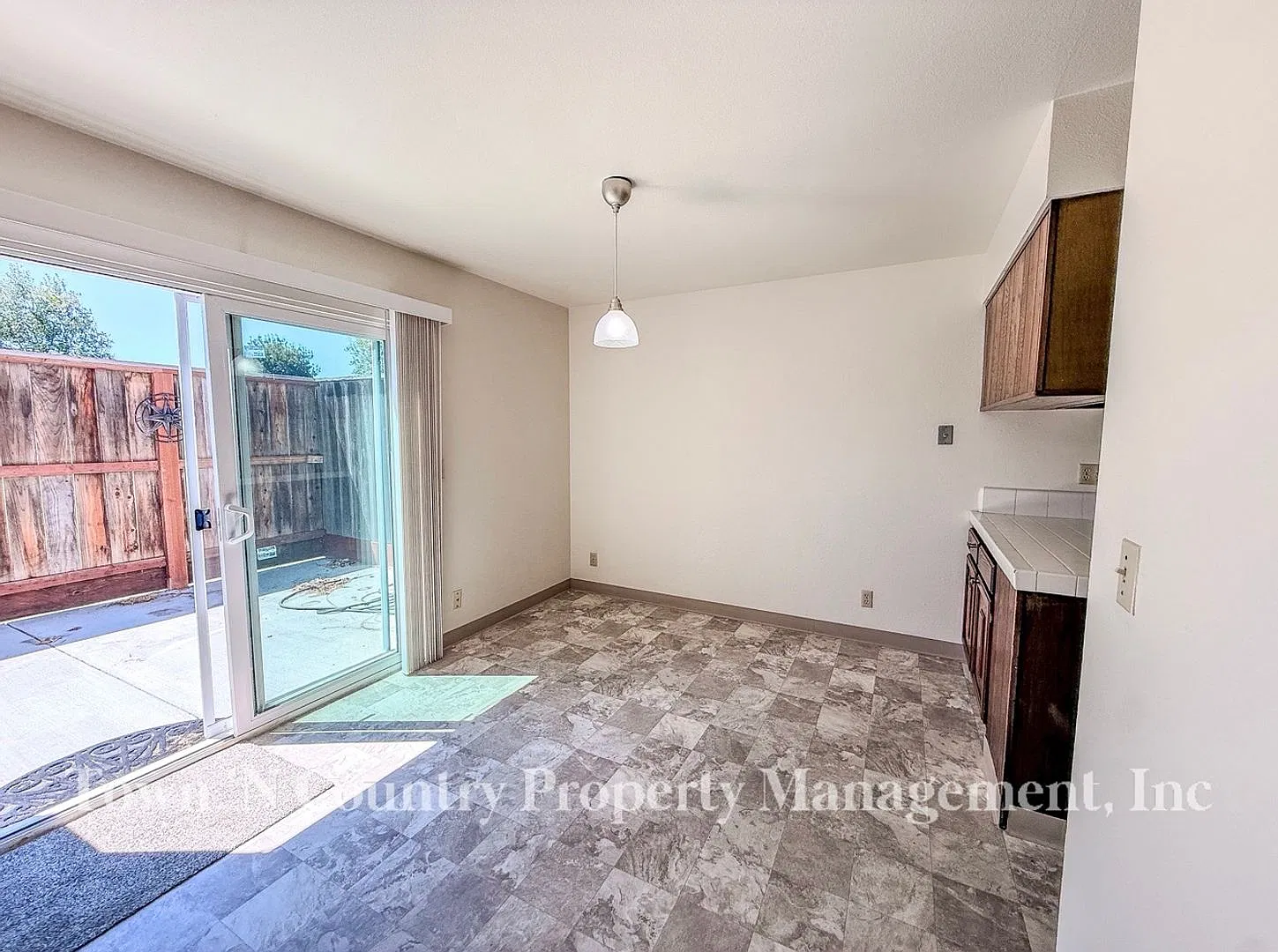 Beautiful 2-Bedroom Townhome with Garage, Patio & Community Pool! — Photo 3