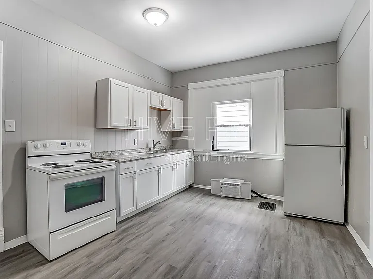 1758 Brewster Ave — Photo 9
